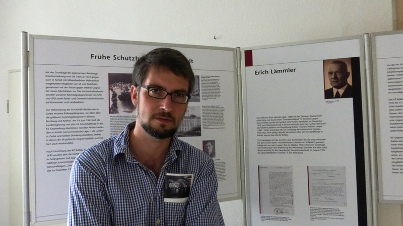 Daniel Bohse, Gedenkstätte Moritzplatz Magdeburg, informiert über Justiz im Nationalsozialismus