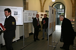 Im Foyer des Amtsgerichts Halberstadt wird über Justiz im Nationalsozialismus informiert
